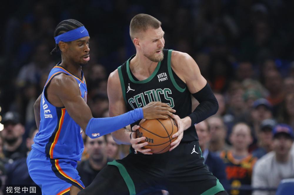 双方球员经 双方球员经