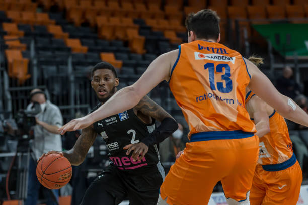 提前三轮夺 提前三轮夺